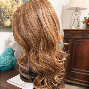 Belle Tress Wavy Synthetic Wig in retired color mocha with cream